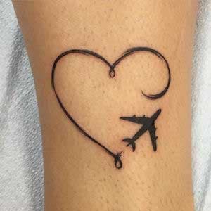 Tatouage d’avion et de cœur exprimant l'amour d'un proche