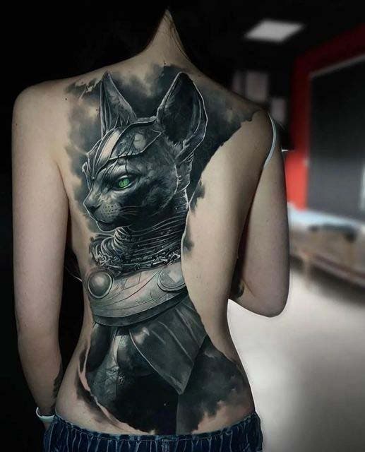 Tatouage de chat sur le dos