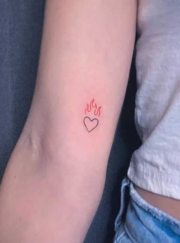 Tatouage de cœur enflammé