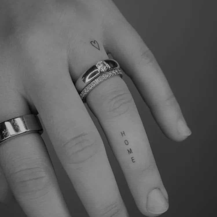 Tatouage de cœur minimaliste sur le doigt