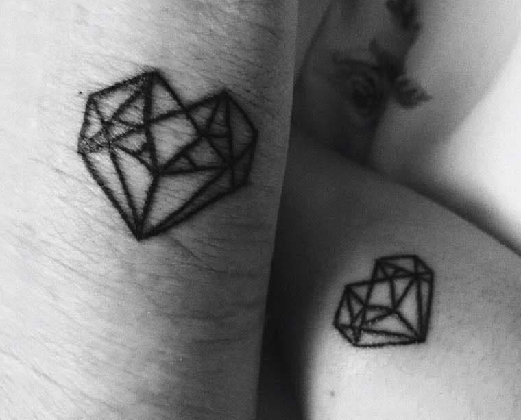 Tatouage de deux diamants sous forme d'un cœur pour deux cousines