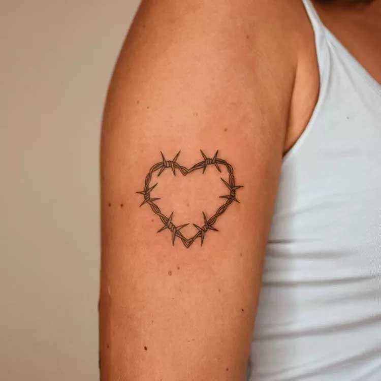 Tatouage de fils barbelés en forme de cœur