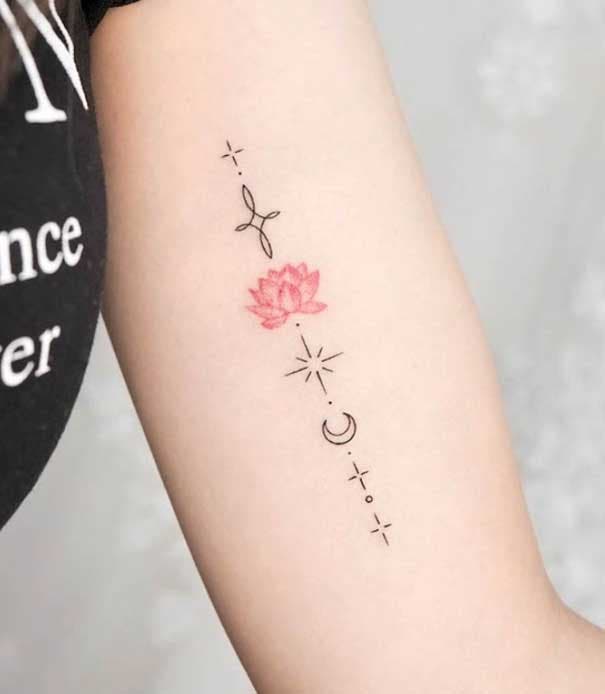 Tatouage de fleur de lotus, de soleil et de lune