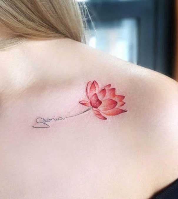 Tatouage de fleur de lotus et prénom