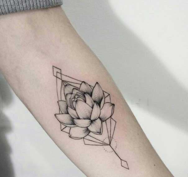 Tatouage de fleur de lotus géométrique