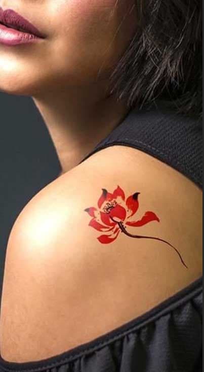 Tatouage de fleur de lotus rouge sur le haut de l’épaule