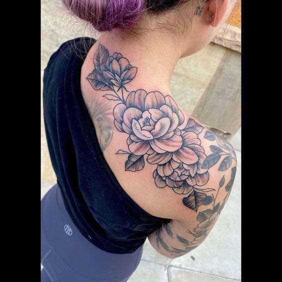 Tatouage de fleur sur l'épaule allant jusqu’à la nuque