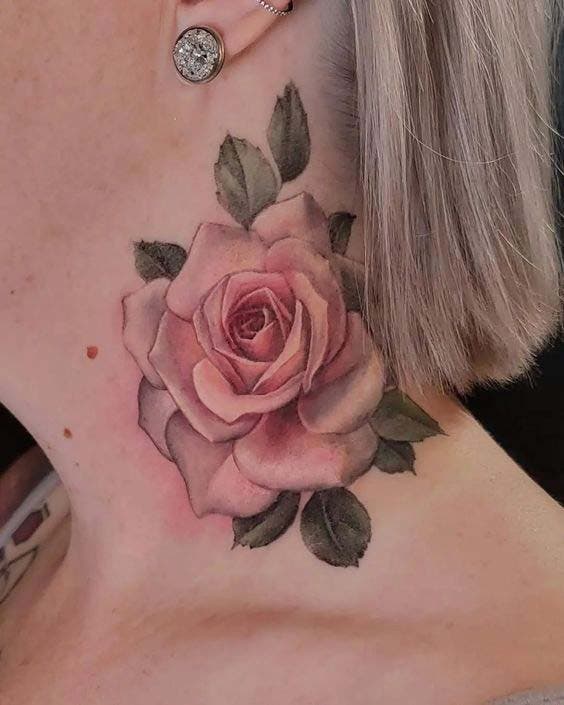 Tatouage de fleurs roses sur le cou