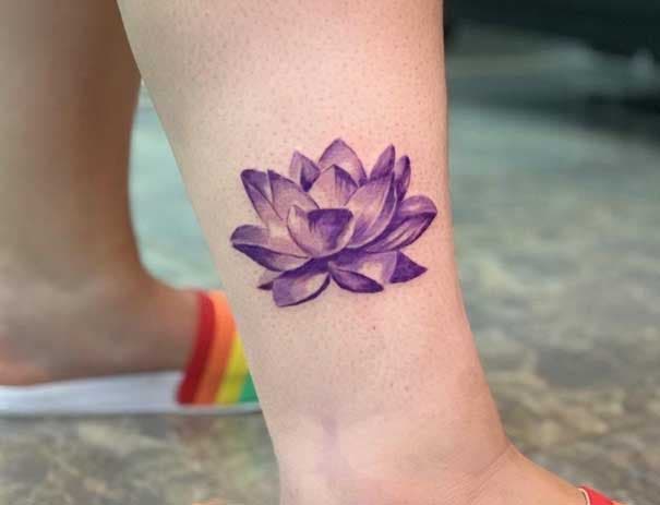 Tatouage de lotus violet