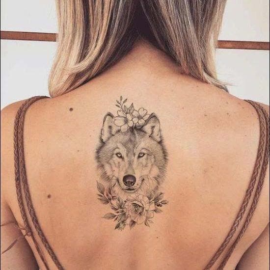 Tatouage de loup dans le dos