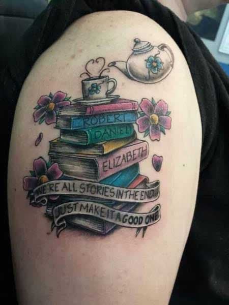 Tatouage de noms des membres famille imprimés dans des livres