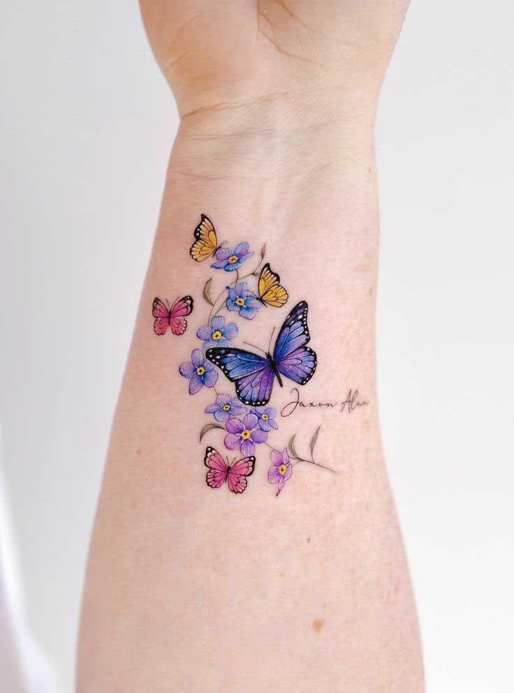 Tatouage de papillons colorés qui symbolise l'union de la famille