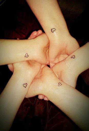 Tatouage de petits cœurs sur le poignet pour symboliser son amour pour sa famille 