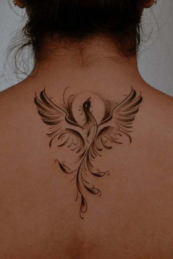 Tatouage de phoenix au bas du dos