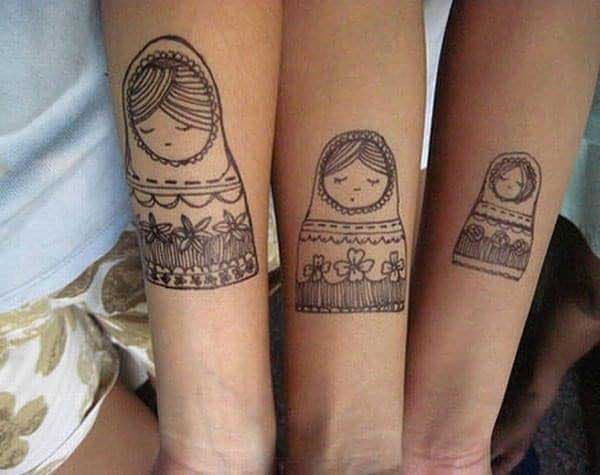 Tatouage de poupées russes pour exprimer votre lien avec votre famille