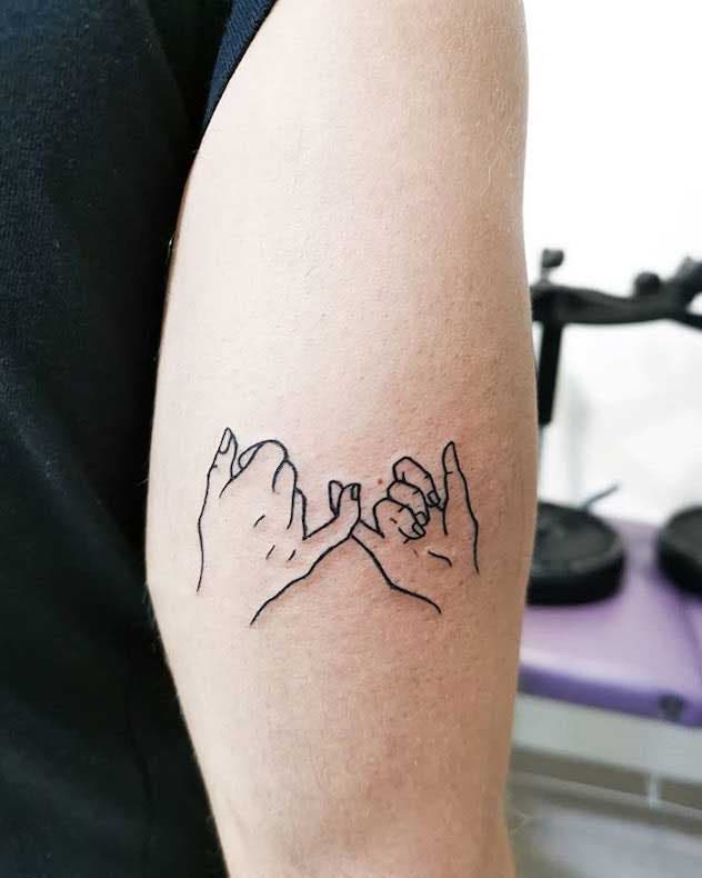 Tatouage de promesse du petit doigt qui symbolise la solidarité familiale 