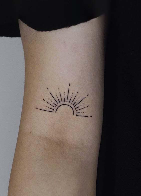 Tatouage demi-soleil sur l’avant bras