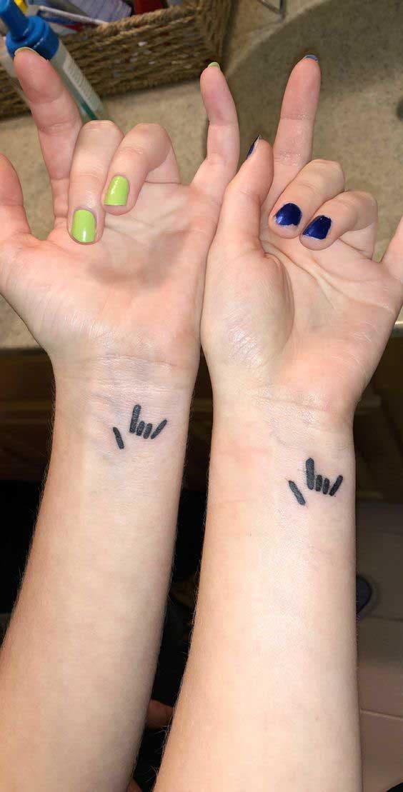 Tatouage des deux doigts unis pour frère et sœurs