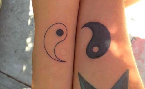 Tatouage des symboles Yin et Yang pour les cousins