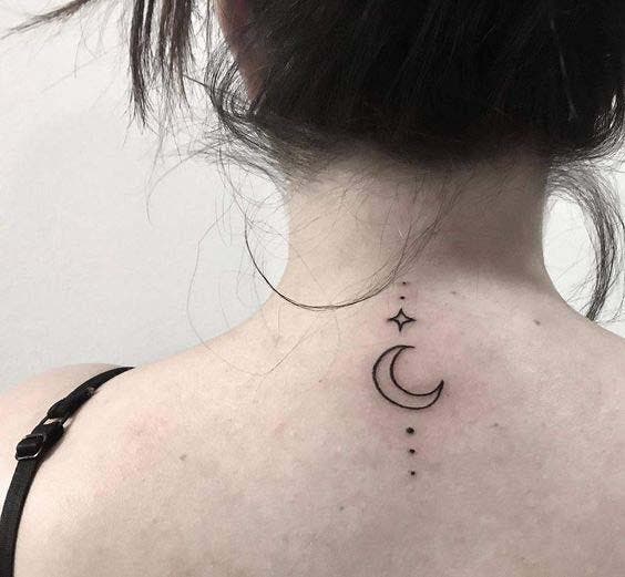 Tatouage d'étoiles et de lune sur la nuque