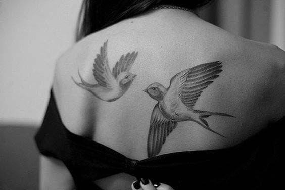 Tatouage d’oiseau de la paix au milieu du dos