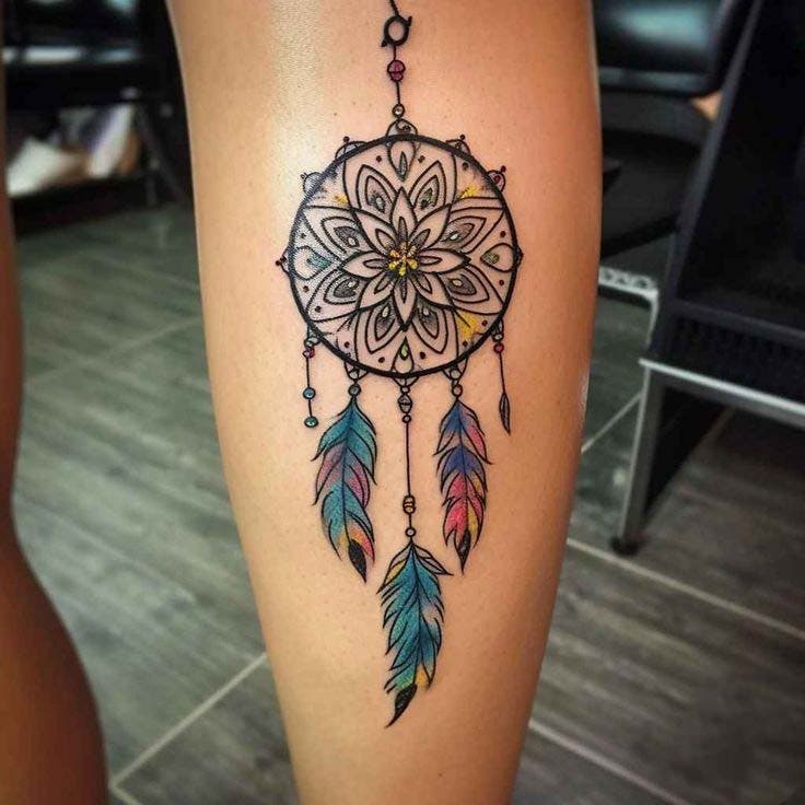 Tatouage “dream catcher” jambe