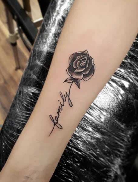 Tatouage du mot famille « family » avec une rose 