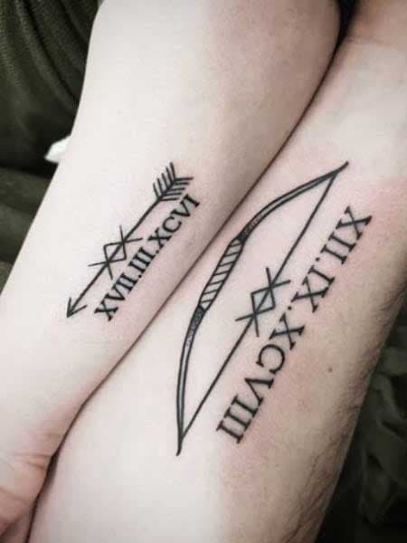 Tatouage d'un arc et une flèche avec deux dates de naissance de frère et sœur 