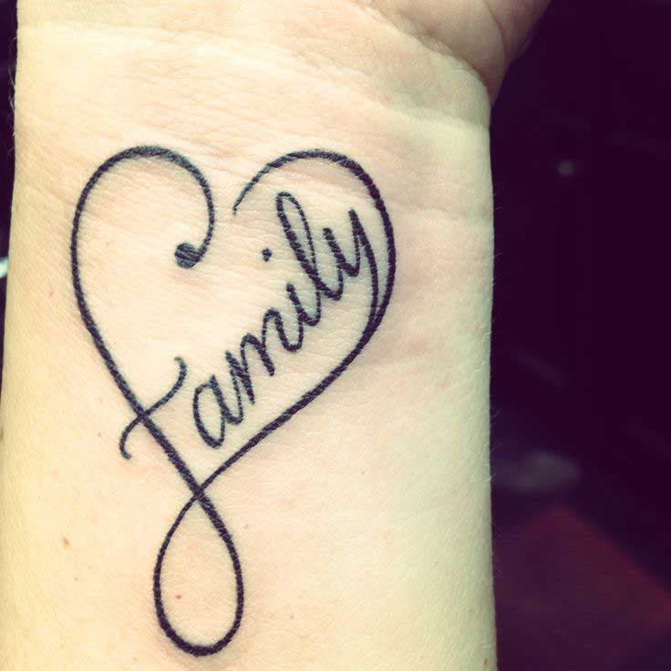 Tatouage d'un coeur avec le mot  famille en anglais « family »