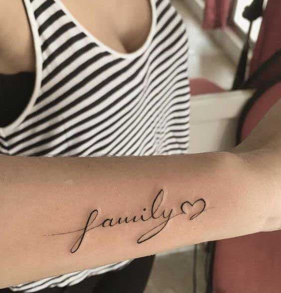 Tatouage d'un cœur et du mot famille symbolisant l'amour