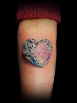 Tatouage d'un diamant 3D sous forme d'un cœur pour exprimer votre attachement à un cousin 