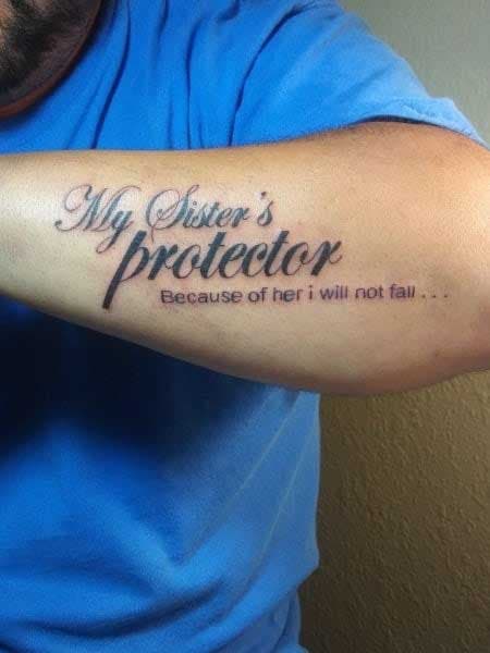 Tatouage d'un frère exprimant son amour pour sa sœur avec une citation « Je suis le protecteur de ma sœur »