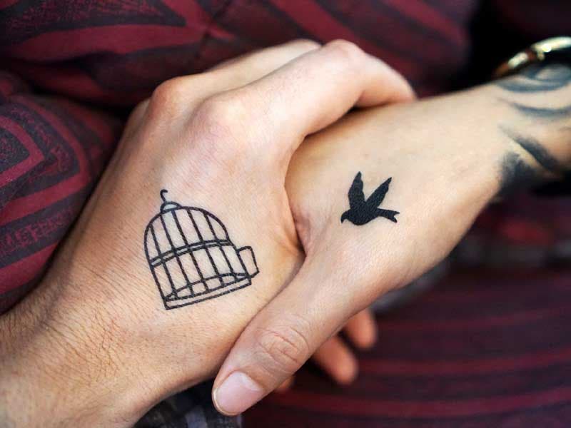 Tatouage d’un oiseau ou d’une cage