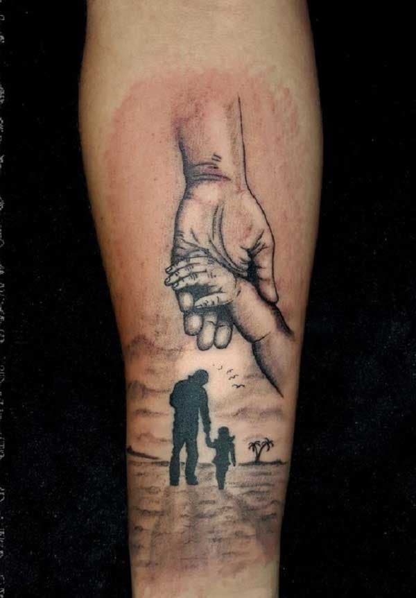 Tatouage d'un père avec sa fille et de deux mains qui se tiennent 