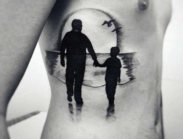 Tatouage d'un père qui tiens la main de son fils