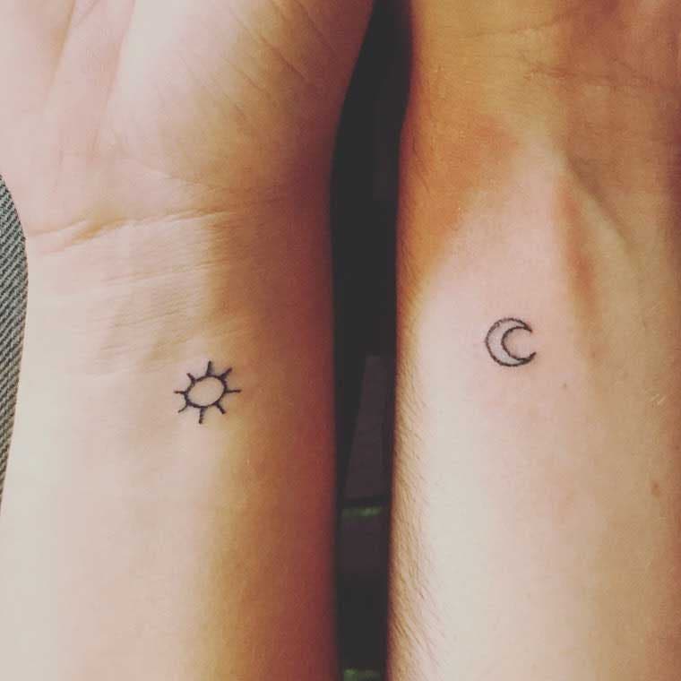 Tatouage d'un soleil et de la lune pour des cousins 