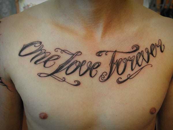 Tatouage d'une citation en anglais « One love forever » pour prouver votre amour pour votre famille