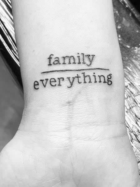 Tatouage en anglais « Family Everything » pour symboliser son amour pour sa famille