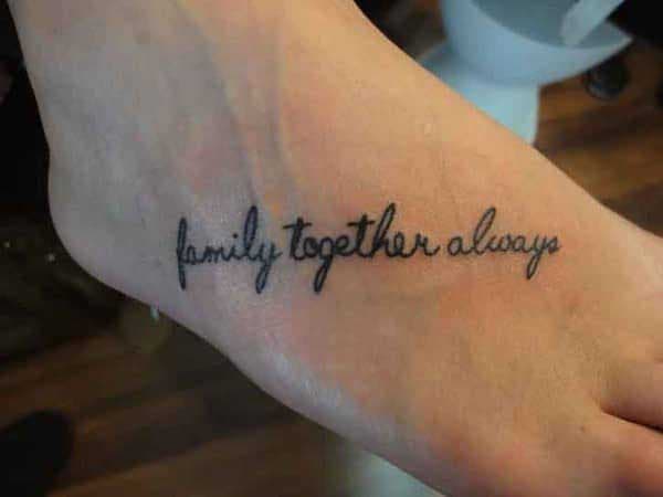 Tatouage en anglais « Family together always » pour exprimer son amour éternel pour sa famille