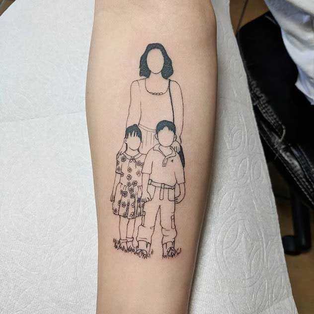 Tatouage en dessin d'une photo de famille