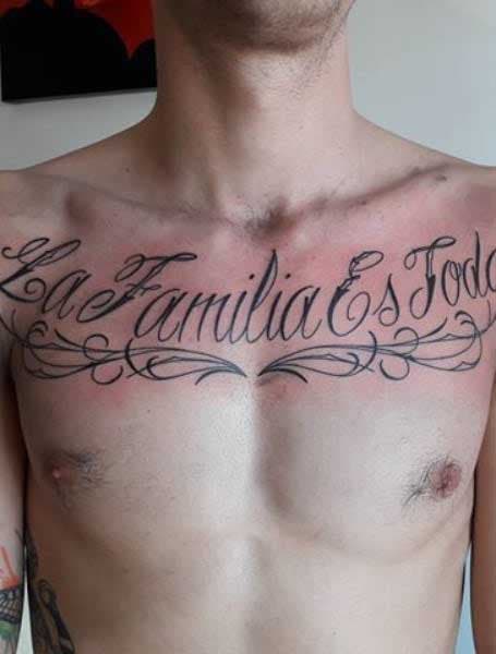Tatouage en espagnole « La Familia es toda » expliquant que la famille est importante 