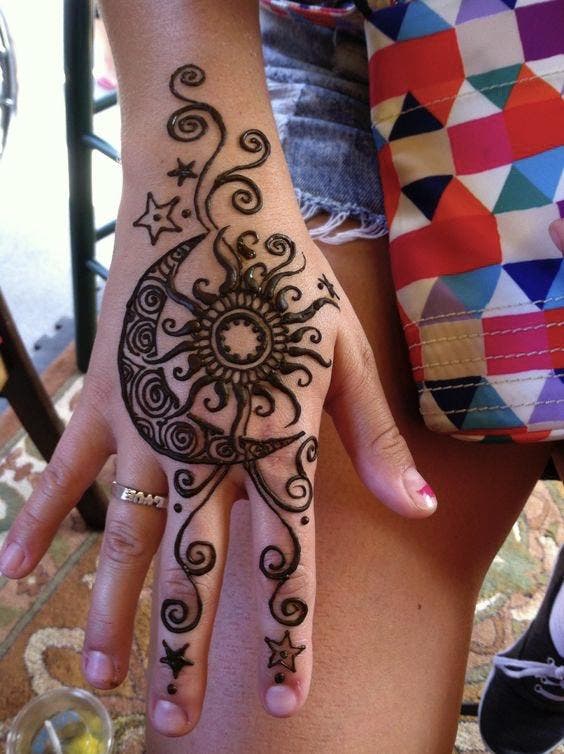 Tatouage en forme de lune au henné