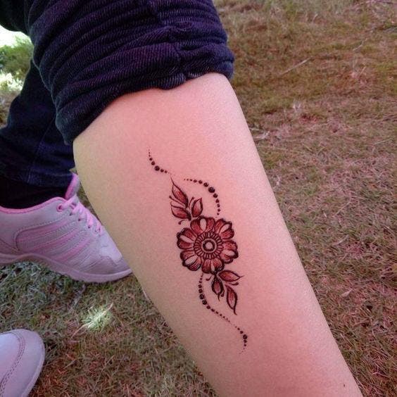 Tatouage en forme de rose au henné