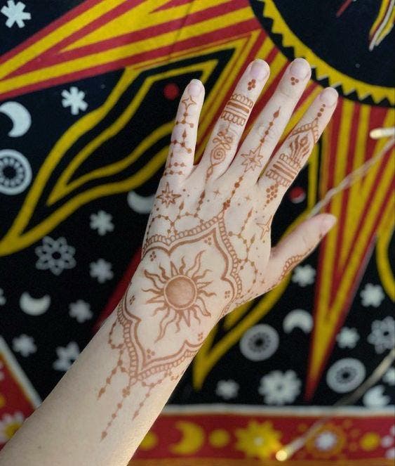 Tatouage en forme de soleil au henné
