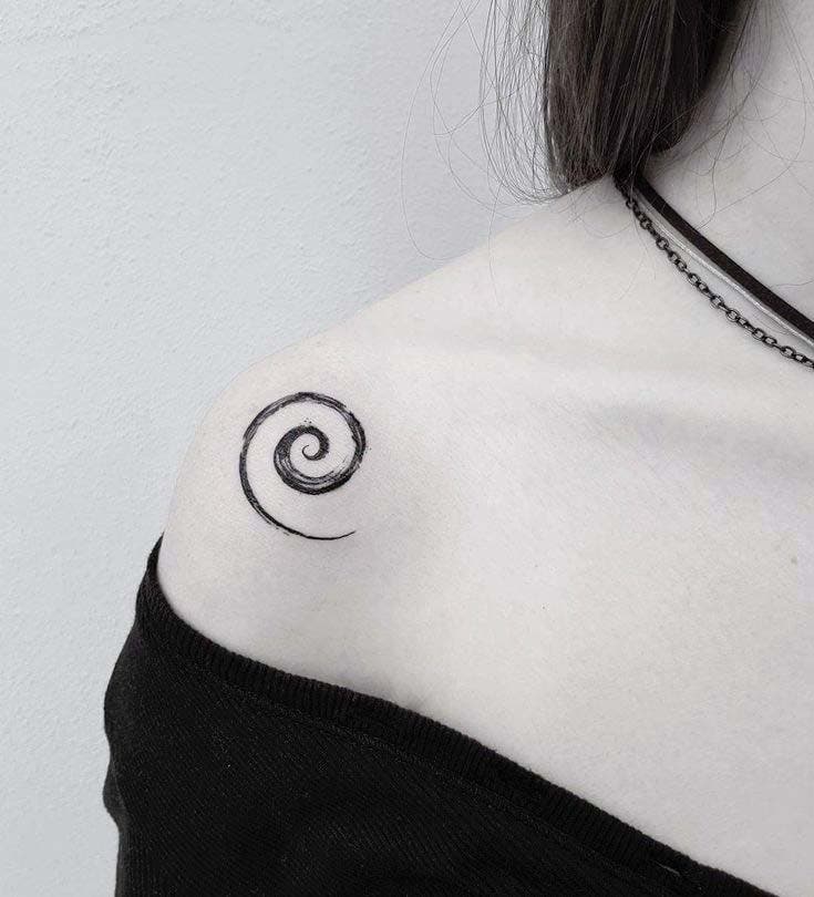 Tatouage en forme de spirale