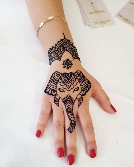 Tatouage en forme d’éléphant au henné