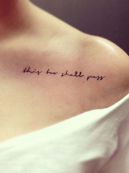 Tatouage en lettre sur la poitrine