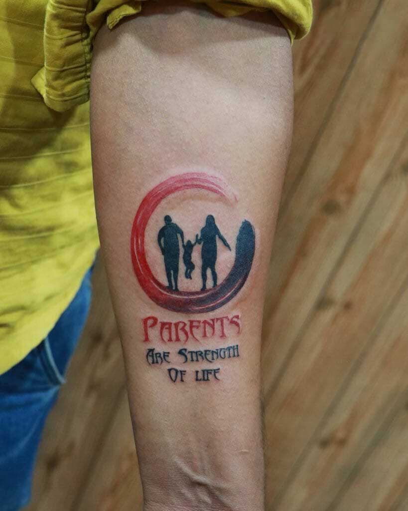 Tatouage en rouge et noire d'une citation en anglais affirmant que « Les parents sont la force de la vie »