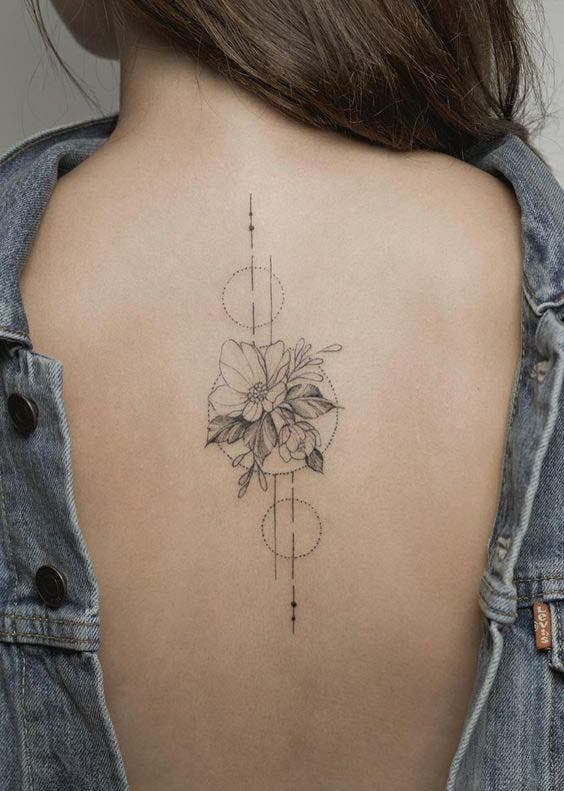 Tatouage fleur avec motifs géométriques sur le dos