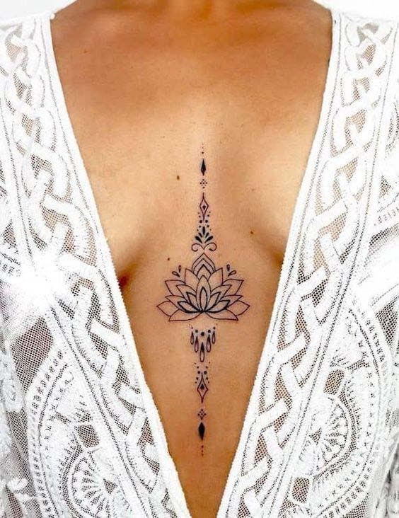 Tatouage fleur de lotus sur la poitrine